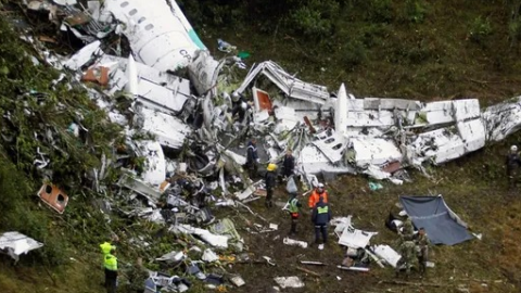 Terrible-Plane-Crash-15-People-I